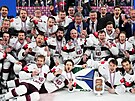 Lotytí hokejisté si dávají týmové foto s bronzovými medailemi.