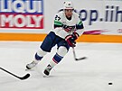 Hokejový útoník Spojených stát amerických Matt Coronato (27) pijímá...