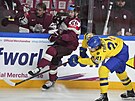 védský útoník Leo Carlsson (21) v souboji s lotyským zadákem Uvisem Janisem...