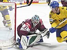 Lotyský branká Arturs ilovs (31) ve tvrtfinále hokejového mistrovství...