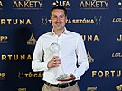 Sparanský trenér Brian Priske s trofejí pro nejlepího koue sezony v eské...