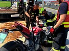O havarovan� motocykl se postarali hasi�i.