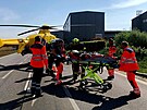 Zrannho motorke transportoval vrtulnk do budjovick nemocnice.