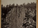 Fotografie propasti Macocha z konce 19. stolet�. Prvn� vyhl�dkov� m�stek nad n�...