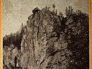 Fotografie propasti Macocha z konce 19. stolet. Prvn vyhldkov mstek nad n...