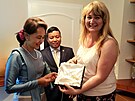 perkaka Olga Kopalov Ryneov s nositelkou Nobelovy ceny mru, myanmarskou...