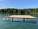 Uprosted Stbrnho jezera je nyn nov pontonov ostrvek. (22. kvtna 2023)