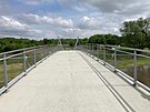 Po rekonstrukci nov� l�vka spojuje St��brn� jezero s M�stsk�mi sady. (22....