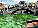 Kanál v Benátkách se zbarvil do zelené, podezelými jsou aktivisté