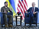 Ukrajinský prezident Volodymyr Zelenskyj a jeho americký protjek Joe Biden na...