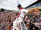 Lewis Hamilton slaví triumf na Grand Prix Velké Británie v roce 2016.