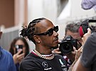 Lewis Hamilton se v Monaku nezapomnl podepsat svým fanoukm.