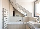 Koupelna v podkroví s baterií Organic, kterou pro Axor navrhl Philippe Starck....