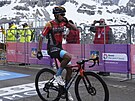 Kolumbijský cyklista Santiago Buitrago bezprostedn po triumfu v 19. etap...