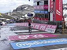 Kolumbijský cyklista Santiago Buitrago projídí vítzn cílem 19. etapy Gira.