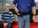 Tiasedmdesátiletý recidivista Adolf Hlubik elí u olomouckého krajského soudu...