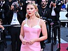 Scarlett Johanssonová oblékla podobné aty, pod tmi jejími je podepsaná Prada.