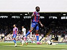 Útoník Crystal Palace Odsonne Edouard oslavuje vedoucí gól proti Fulhamu