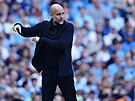 Trenér Manchesteru City Pep Guardiola dává pokyny svým svencm bhem utkání s...