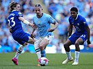 Záloník Manchesteru City Kalvin Phillips pod tlakem hrá Chelsea