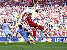 Roberto Firmino (vpravo) stílí vyrovnávací gól Liverpoolu v zápase proti Aston...