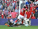 Útoník Nottinghamu Taiwo Awoniyi stílí úvodní gól zápasu a posílá svj tým do...