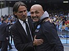 Trenér Interu Simone Inzaghi (vlevo) se svým protjkem z Neapole Lucianem...