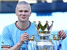 Erling Haaland z Manchesteru City s trofejí pro vítze Premier League