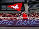 výcarským fanouek s vlajkou se raduje po výhe nad eským týmem