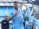 Stoper Manchesteru City Rúben Dias s trofejí