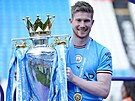 Kapitán Manchesteru City Kevin De Bruyne s trofejí pro vítze Premier League