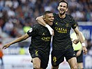 Fotbalisté PSG Kylian Mbappé a Fabian Ruiz oslavují gól do sít Auxerre