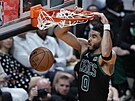 Jayson Tatum z Boston Celtics smeuje proti Miami Heat.