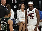 Jimmy Butler (22) z Miami Heat se dobe baví v zápase s Boston Celtics pi...