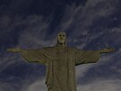 Socha Krista Spasitele v Riu potemnla na podporu uráeného fotbalisty...