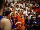Basketbalový rozhodí Jan Baloun v semifinále Nymburk - Opava