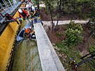 T�m zachra�oval figurantku z vodn�ho kan�lu na akvaduktu.