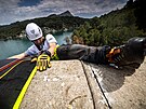 Hasi�i se spou�t�li z p�taosmdes�t metr� vysok� hr�ze p�ehrady Bimont.