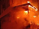 Altn v Praze 6 zachvtil por, plameny se rozily a na stechu sousedn...