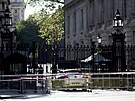Do brány sídla britského prezidenta v londýnské Downing Street najelo stíbrné...