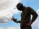 Ukrajinský voják pi tréninku v Dnpropetrovské oblasti drí dron. (15. kvtna...