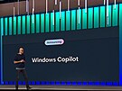 Generální editel Microsoftu Satya Nadella pedstavuje Copilota pro Windows.