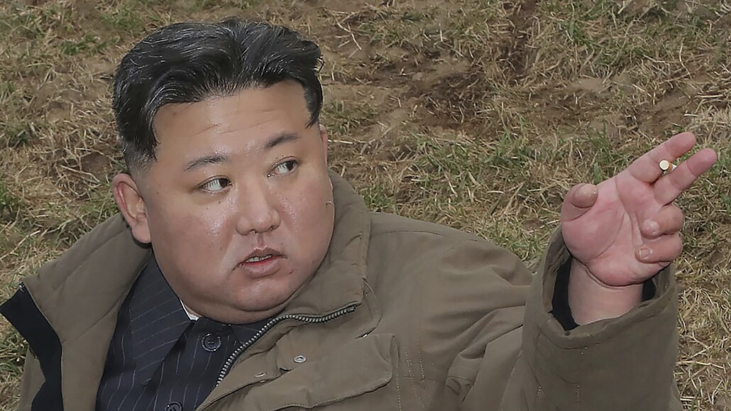 Severokorejský vůdce Kim Čong-un přihlíží testu rakety Hwasong -18 (13. dubna...