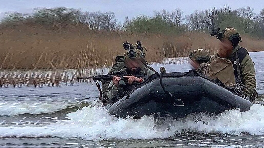 Ukrajinské speciální jednotky pi návratu z mise na levém behu Dnpru (duben...