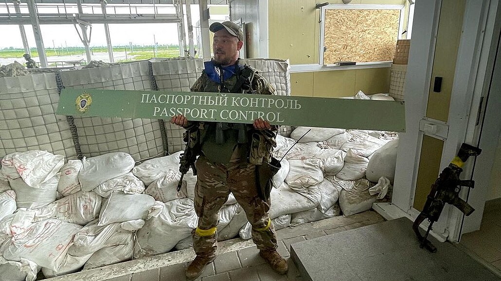 Bojovník Ruského dobrovolnického korpusu na hraničním přechodu Grajvoron v...