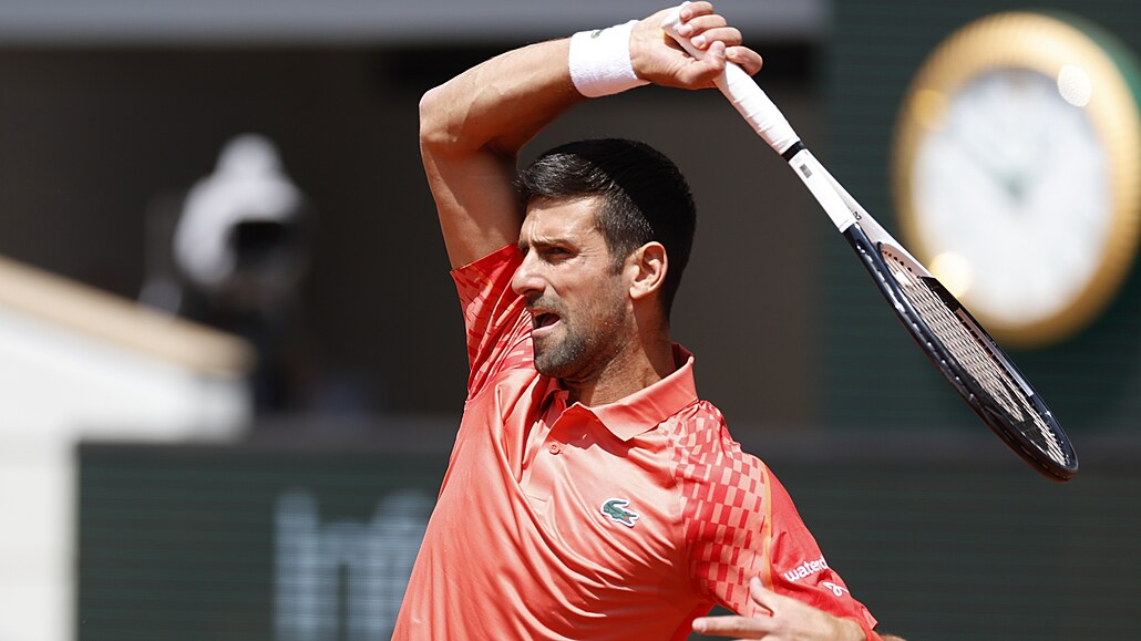 Srbský tenista Novak Djokovi� b�hem prvního kola Roland Garros.