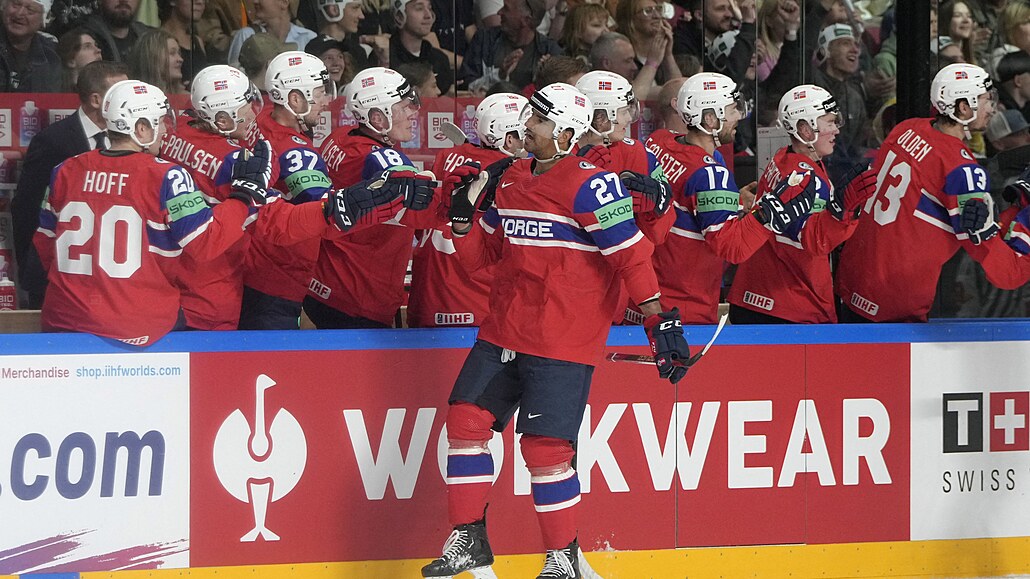 Norský hokejista Andreas Martinsen slaví se spoluhráči trefu proti Kanadě na...