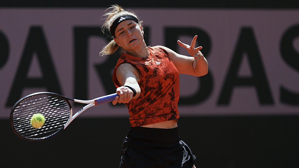 eská tenistka Karolína Muchová returnuje bhem prvního kola Roland Garros.