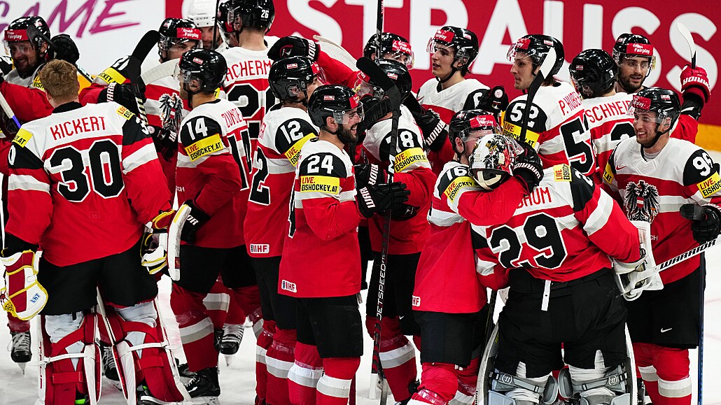 Rakouští hokejisté slaví udržení v elitní divizi mistrovství světa.