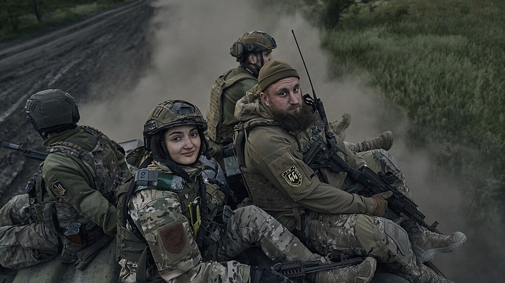Ukrajintí vojáci jedou na obrnném vojenském vozidle na frontové linii v...